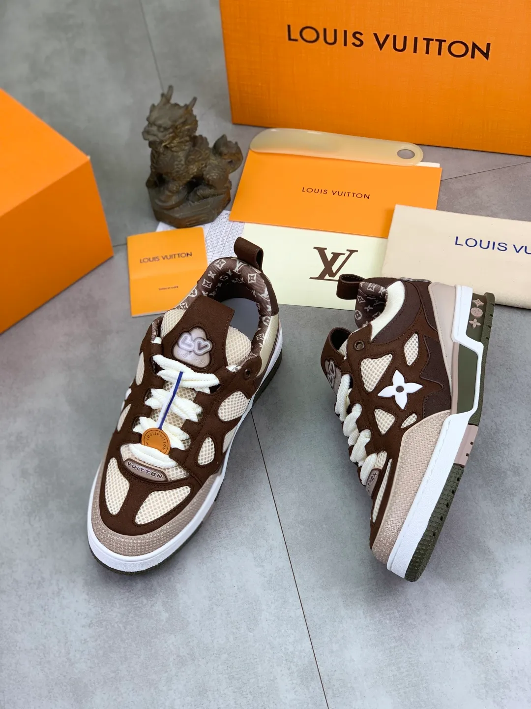 Men's Men's Shoes 💰P660 New The new LV TRAINER series of sneakers are on sale. This LV Trainer sneaker reinterprets Virgil Abloh's classics with nubuck and grained cow leather, and is decorated with Monogram flowers on the rubber outsole of the same color. A deformed Monogram flower occupies the sides, contrasting with the asymmetric Louis and Vuitton logos at the rear. The original version was designed by Virgil Abloh and was inspired by vintage basketball shoes. Featuring LV monograms on the tongue and upper, a scripted Louis Vuitton logo on the sides and a #54 logo on the rear, the rubber outsole features Monogram flowers and continues the comfort of an innovative gel outsole. Comes with original drawer box and complete packaging! Color: 3️⃣colors available